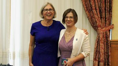 Bene Franquien (right) receiving her award from Chair of the VON Board of Directors, Cyndy De Giusti