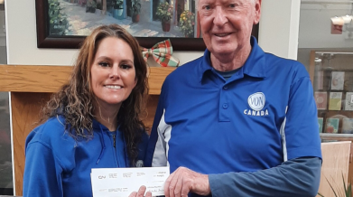 Dave presents a cheque to Kelly